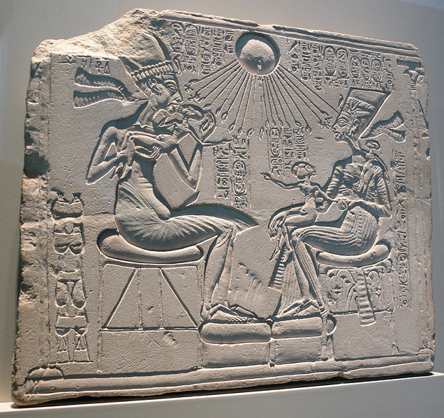 Akenatón y Nefertiti reciben el aliento de la vida
